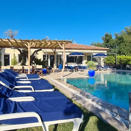 Location Avec Piscine Chauffee * Le Castellet (Var)